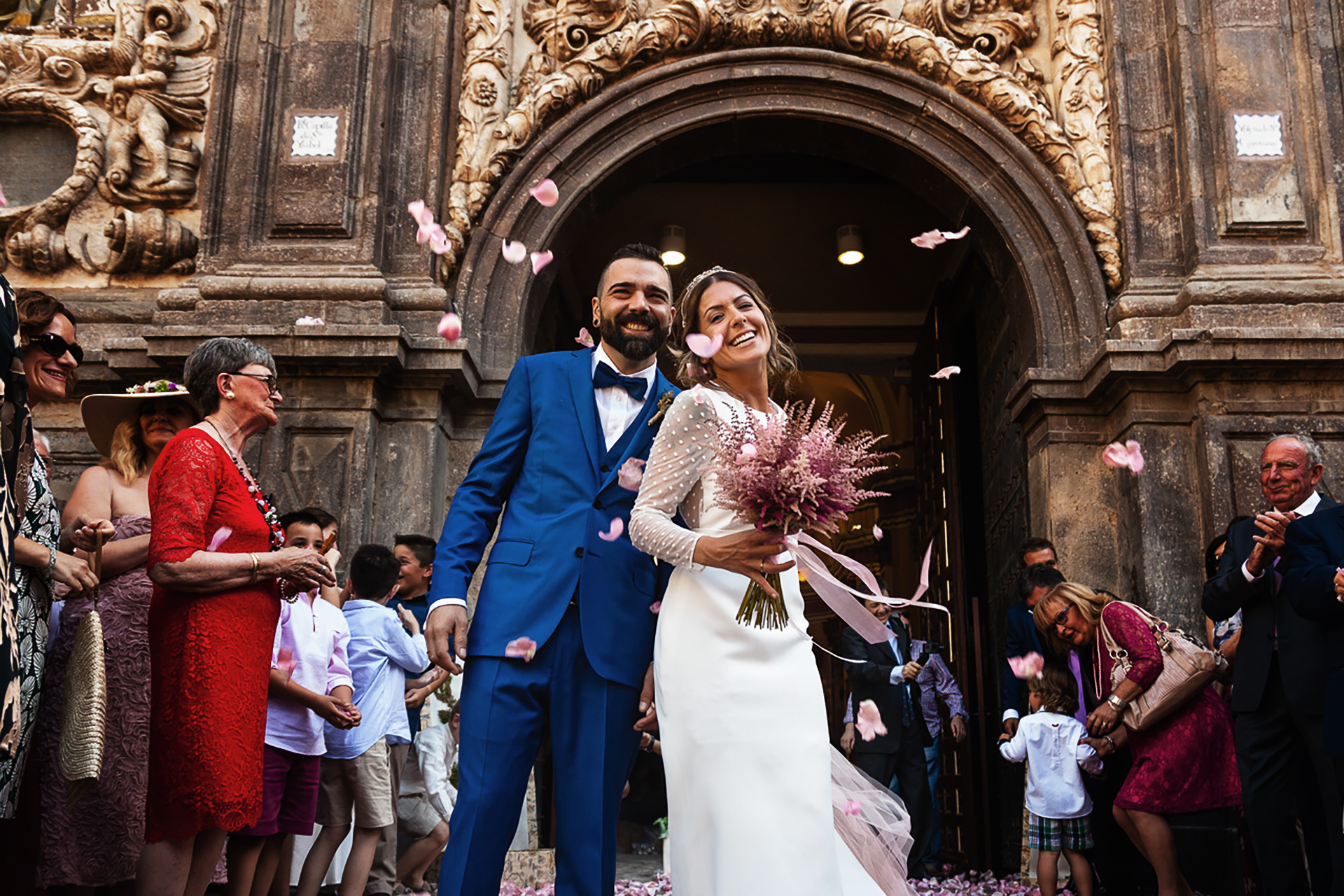 Una pareja feliz sale de su boda en Zaragoza